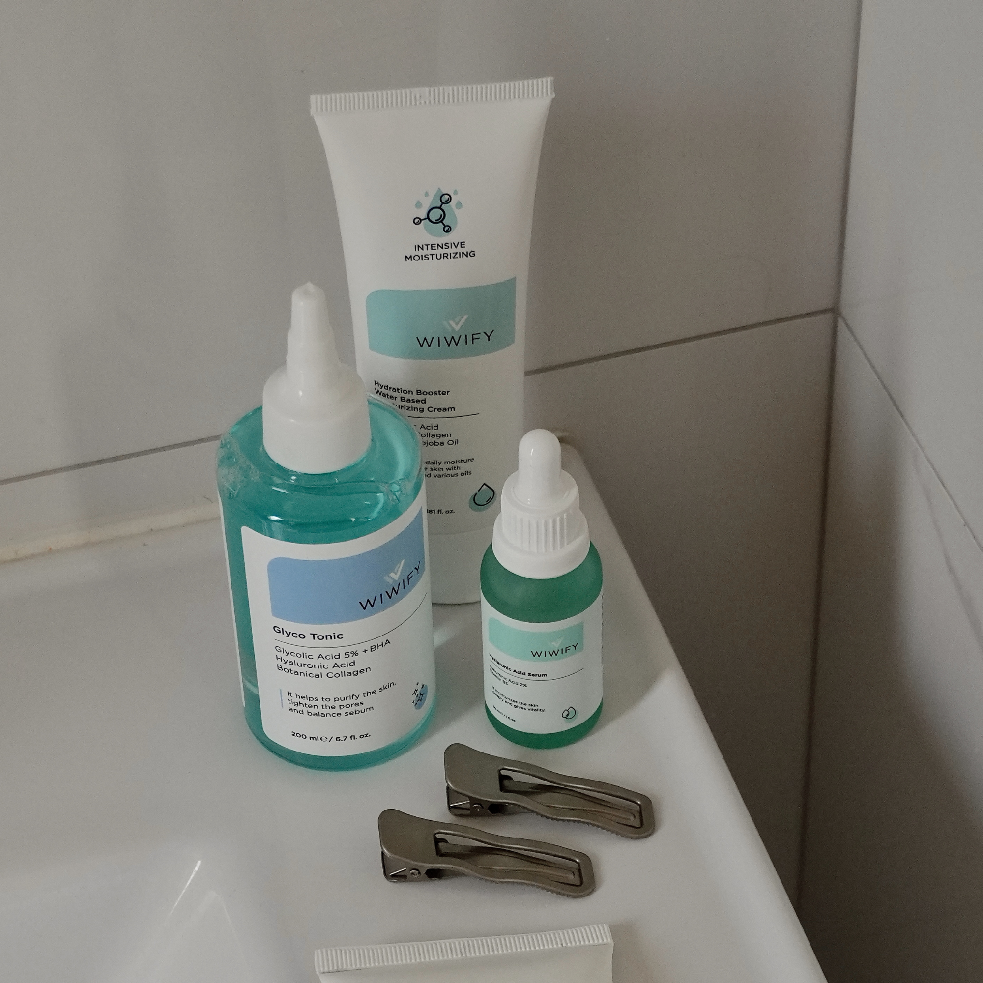 Hyaluronik asit ve glikolik asit ne işe yarar, nasıl ve hangi sıklıkla kullanılır? Aynı rutinde birlikte kullanım, doğru sıralama, hassas ciltler için ipuçları ve Wiwify ürünleriyle adım adım rutin rehberi.