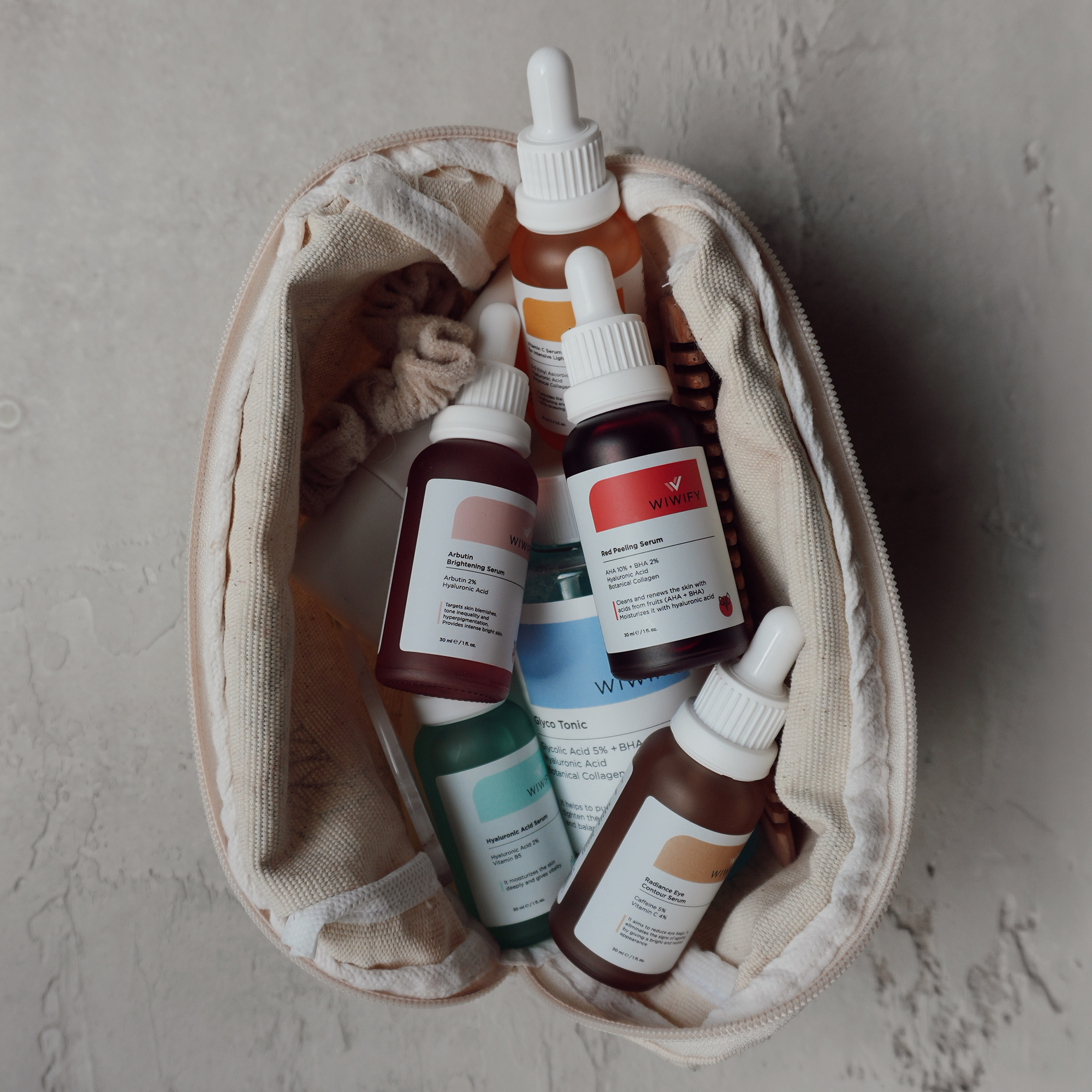 Serum şişeleri, kozmetik çantası